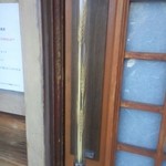 こむぎ - ドアの取っ手に小麦が(゜ロ゜)