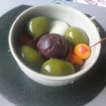 茶房 雲母 - 宇治白玉あんみつ(700円)。白い白玉も1個入っています。