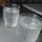 茶房 雲母 - お水のグラス。お料理を食べ終えるころに、昆布茶もいただけました。