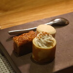 フィエルテ - そば粉のクレープゆずジャムロール、クルミっ子オマージュ 白ごまバージョン、スモークバターマカロン