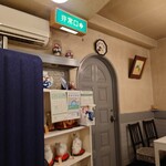 グリルさんばん - 入口(室内から撮影　入るとすぐテーブル席です）