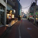 グリルさんばん - 駅方面からの遠景。正面が当店。