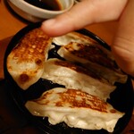 Koshitsu Izakaya Kuranosuke - 餃子と撮影を邪魔する妹の手