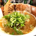 大衆中華スタンド チャーシュー パンチ - 選べるチャーシュー中華そば醤油。三つ葉と思ったら水菜ですね！
