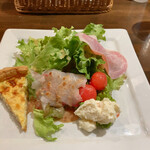 シエル ブルー - 豪華な前菜、キッシュ・カンパチカルパッチョ・ポテサラ・生ハム・セミドライトマト(うま〜‼️)