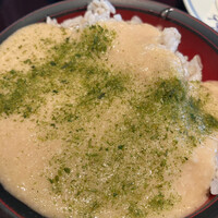 浅草むぎとろ 本店 - むぎとろに青海苔を振る