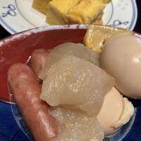 浅草むぎとろ 本店 - おでんは"煮卵、大根、ソーセージ"に留め置き
                      奥皿には"だし巻き卵4ケ、細切りたくあん"
                      