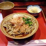 Rokusuke - おろし蕎麦(700円)。大盛＋200円。蕎麦は中太、コシがあってとても美味しかったです。右奥はデザート。蕎麦だんごにきな粉がまぶしてありました。左奥にあるのは蕎麦湯です。