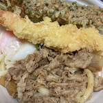 はなまるうどん イオンモール徳島店 - 牛肉温玉ぶっかけ中に、ちくわと海老をトッピング