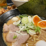 クリーミーTonkotsuラーメン 麺家 神明 - 