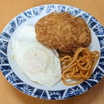 はとや食堂 - コロッケと目玉焼き