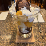 ぽえむ - チョコレートパルフェ９５０円。半解凍のフルーツと見えませんがたっぷりのチョコレートソースがマッチして、とても美味しくいただきました（╹◡╹）