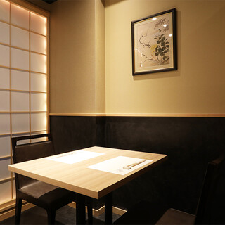 季節の移ろいを感じる清々しい個室はご会食やご接待に最適。