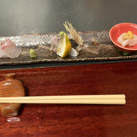 凛と - お造り　ちょこんと付いている薬味を乗せていただく・・・旨い