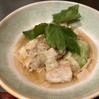 凛と - まんなかに大きめの牡蠣の揚げたのが出汁に浸ってます、
