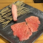 お肉一枚売りの焼肉店 焼肉とどろき - 上中落ちカルビ、ロース