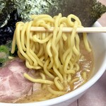 横浜ラーメン あばん - しっかりした食感の中太麺。