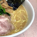 横浜ラーメン あばん - 豚骨と鶏のバランスがいいスープ。