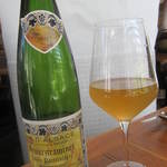 GORI 西麻布 - 今日の白ワイン（2011アルザスのゲヴェルツトラミネール）かなり濃い琥珀色