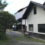 そば処 三百坊 - 入り口手前で蕎麦打ちされでいます