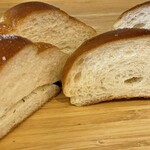 トリュフベーカリー 三軒茶屋 - 左が長く半分にした断面・右が短く半分にした断面