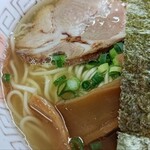 194002536 - スープは薄い半透明な茶系。