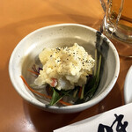 紅葉亭 - お通しのポテトサラダ。これで1杯いただいたら帰ろう…