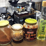 紅葉亭 - 激辛調合の調味料たち。このほかにもまだ入れているらしい。やり過ぎ（笑）