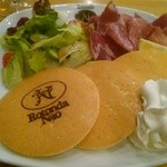 ロトンダ ナオ - パンケーキはサラダと生ハムとサラミ