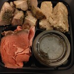 ミモザ - お肉三種＋ソース（左上から時計回りに、ポルケッタ、パテドカンパーニュ、ローストビーフ）