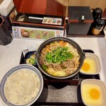 吉野家 - 牛すき鍋御膳。玉子追加、ご飯大盛767円(2023年1月10日)