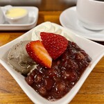 ホットケーキパーラー フルフル 赤坂店 - あずきホットケーキに添えられているのは、あずき、ほうじ茶アイス、生クリーム、いちご
