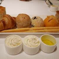 リストランテASO - ハーブ入りフォカッチャ
                      クロワッサン
                      ライ麦パン
                      黒オリーブ入りフランスパン
                      ドライトマト入りパン
                      栗のフォカッチャ
                      チーズ入りグッシリーニ