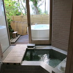 料亭旅館　いちい亭 - 部屋のお風呂。外に気持ち良いジャグジー