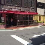 バリトン - 元、餃子のシンフーがあった場所。お店をビニールで囲ってあります。