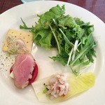 バリトン - ランチセットA/B共通のサラダに前菜の盛り合わせ