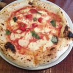 バリトン - ナポリピッツアがお店の売りなので、ここはマルゲリータで。