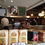 バリトン - 拡大すると、看板に『チームバリスタ』って書いてあります。