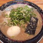 無鉄砲 - とんこつラーメン大盛り半熟味玉トッピング（上方から）