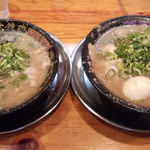 無鉄砲 - Ｗスープ（左）、とんこつラーメン大盛り半熟味玉トッピング（右）