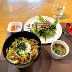 中勢以 - 熟成牛丼 サラダ、香の物、サラダ付き