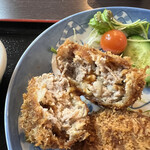 猫丸食堂 - ★猫丸メンチカツにとんかつソースをかけて