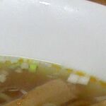 チャイナダイニング 龍 - 細かく刻まれた葱とオレンジ色の香味油