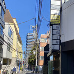 とんかつ七井戸 - 住宅街の中に焼鳥今井の看板が目印。店頭に人が居なくても横の路地に並んでます。