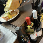 Cafe & Bar elf - 別なお客さん頼んだラクレットをちゃっかり写真に収めるオバチャン(^^;)