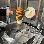 Cafe & Bar elf - チキンケバブ作成中