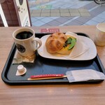 カフェ・ベローチェ - カイザーサンド スクランブルエッグ・ベーコンのモーニングBセット、480円