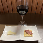 Cafe & Bar elf - 赤ワインとお通し400円
