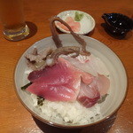 魚菜酒蔵 だいがく - 【バルメニュー】明石昼網海鮮丼・・・たこの不自然なアーチに注目！