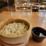 讃岐製麺 - 質素に…つゆにネギと生姜だけたっぷり入れて釜揚げうどんをいただきましたぁ♪…天ぷらも食べたかったなぁ(涙)